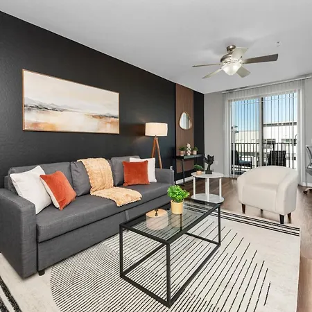 Urban 2Br-Spring Training! W Pool, Gym & Parking Apartment